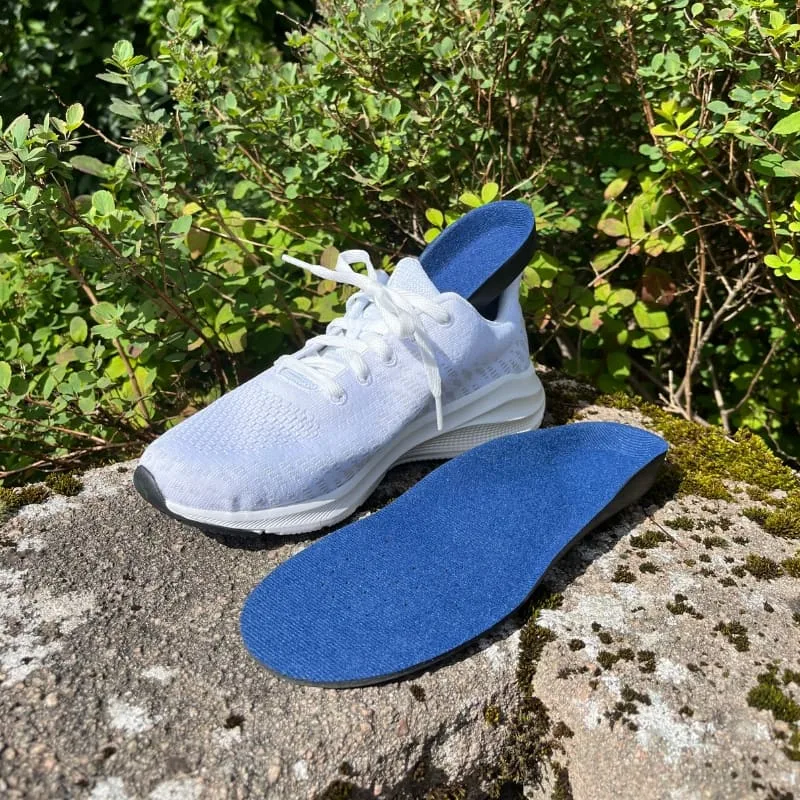 Ortopediskt-skoinlägg-mot-pronation-med-vita-skor-miljöbild-800x800.jpg Ortopediskt skoinlägg mot pronation med vita joggingskor
