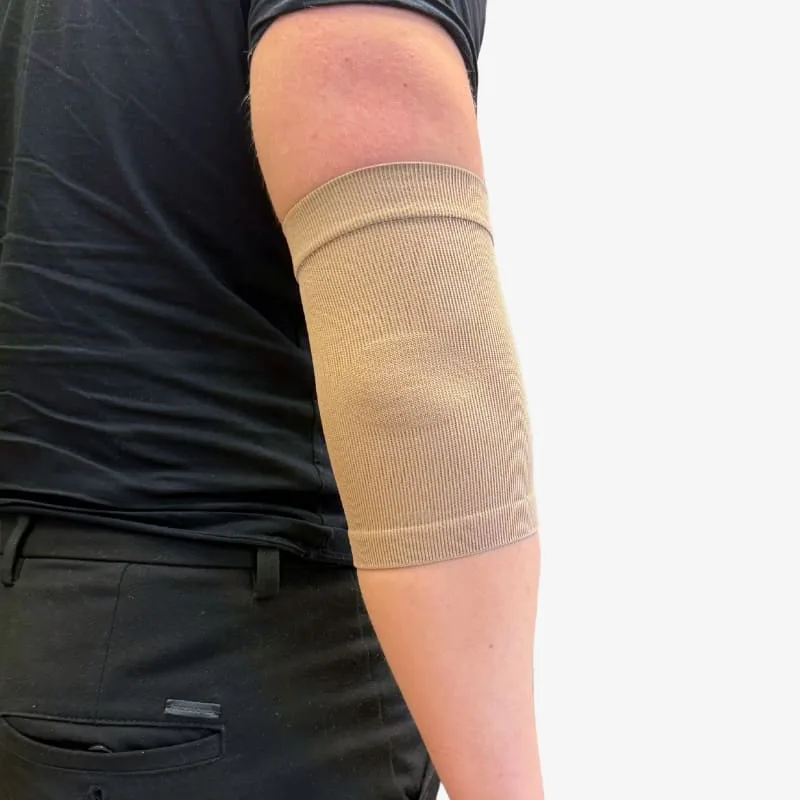 medi-elastiskt-armbagsstod-man-bakifran-armbage medi elastiskt armbågsstöd